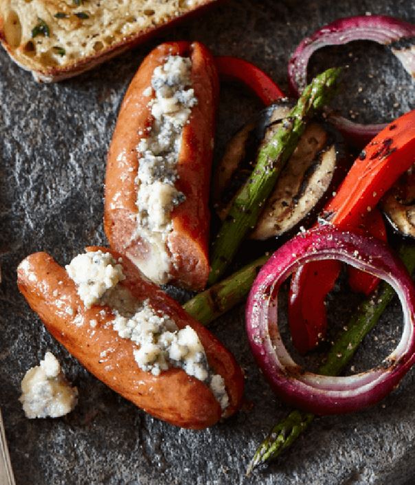 Saucisses grillées farcies au fromage sur salade de légumes grillés